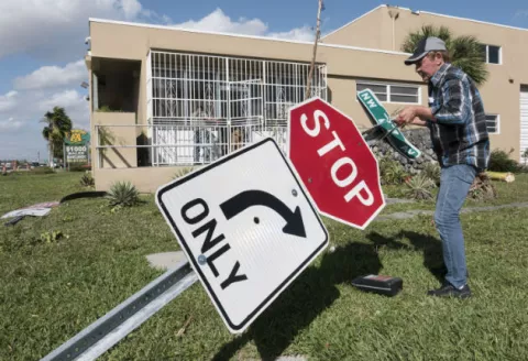 Muere una persona por caída de un árbol sobre su casa por vendaval en Florida