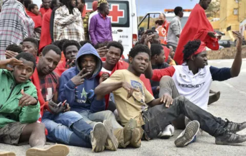 Mil migrantes tratan de cruzar cerca fronteriza española 