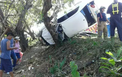 Se salvan de milagro en accidente en carretera Soná-Guarumal