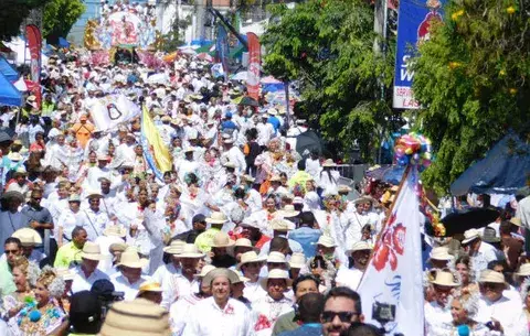 Lucen sus mejores galas en Desfile de las Mil Polleras