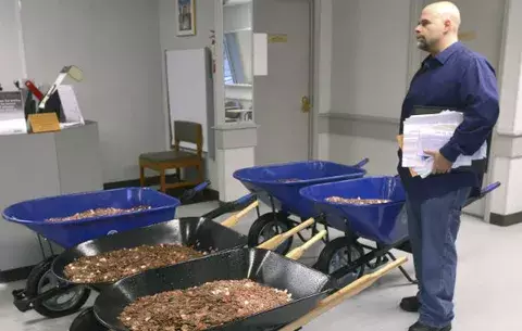 Hombre paga impuestos con 725 kilos en monedas 