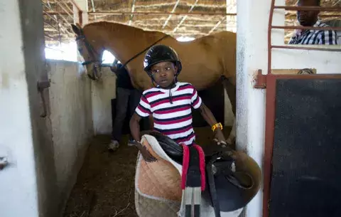 Montar a caballo ayuda a niño con discapacidad