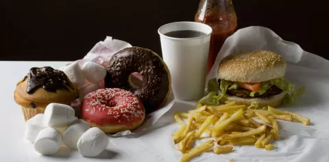 Comer mucha comida chatarra ganas más peso