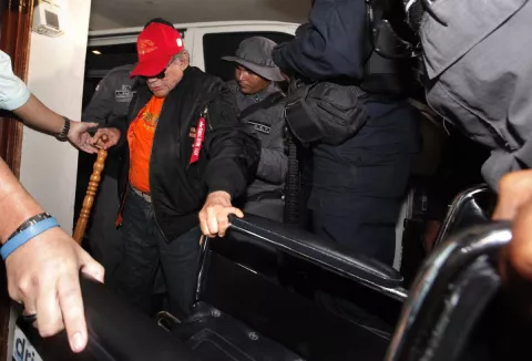 Reciben con cacerolazos a Manuel Antonio Noriega en Coco del Mar
