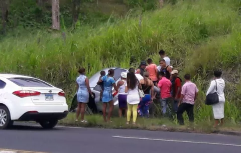 Vehículo se accidenta en Nueva Providencia