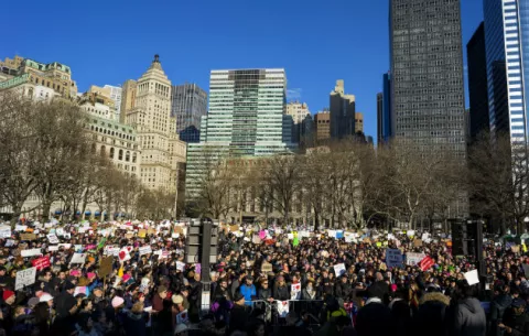 Trump defiende el veto a ciudadanos de países musulmanes pese a las protestas