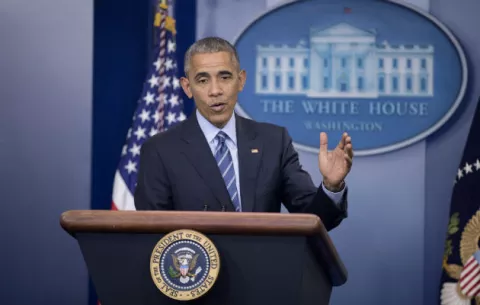 Obama llama a proteger la democracia en último discurso semanal de su mandato