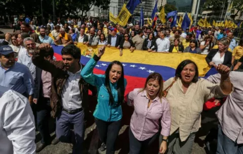 Oposición de Venezuela marcha para presionar por elecciones 
