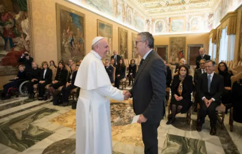 El papa pide afrontar con determinación la corrupción, extorsión y las tratas