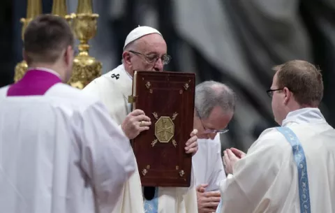 El papa insta a los obispos a mostrar "tolerancia cero" con la pederastia