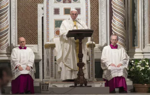 Papa Francisco pide prudencia ante las alarmas desatadas por Trump