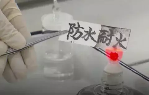 Inventan un papel resistente al agua y al fuego