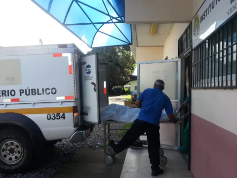 Hombre de 34 años se ahoga en una piscina inflable