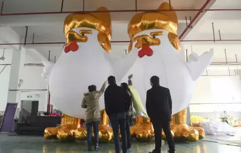 China se prepara para el Año del Gallo con pollos hinchables de Donald Trump