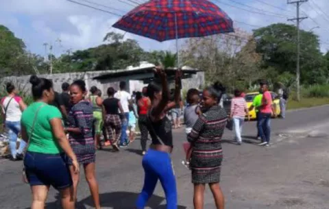 Vivienda y agua provoca protesta de colonenses