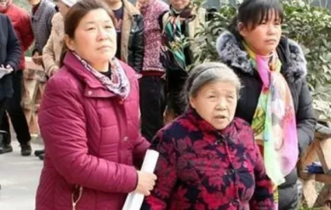 Hermanas se reúnen con su madre 28 años después de ser secuestradas
