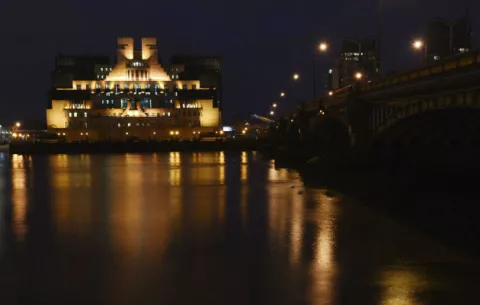 Exespía del MI6 que elaboró dossier de Trump se sintió frustrado con el FBI