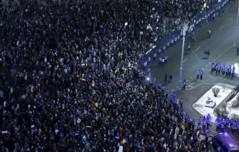 Unos 60,000 rumanos protestan contra la despenalización de la corrupción