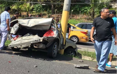 Conductor queda atrapado por colisión y fue a parar en un poste 
