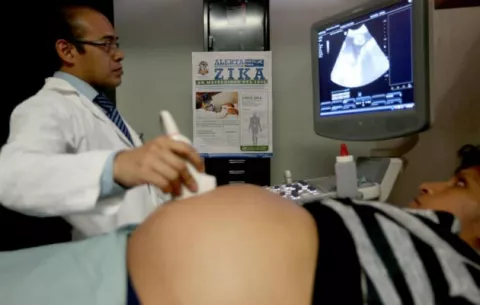 Santos firma una ley que amplía cuatro semanas licencia de maternidad en Colombia