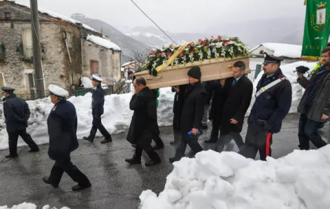 Sube a 15 la cifra de muertos en hotel sepultado en Italia 