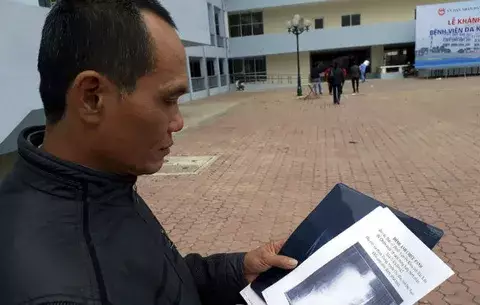 Vivió 18 años con unas tijeras en el estómago 
