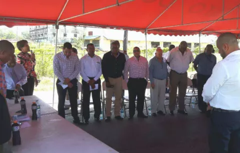 Representantes colonenses paralizan paso del tren de carga 
