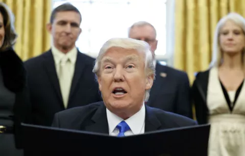 Restricciones migratorias de Trump causan pugna de poder 