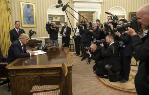 Trump firma orden ejecutiva para "aliviar las cargas" de la reforma sanitaria