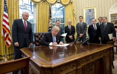 ¿Qué hay de raro en esta foto de Trump firmando un decreto ejecutivo?