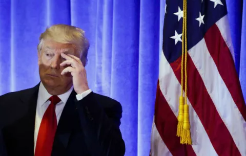 Trump niega vínculos con los hackeos de Rusia y arremete contra la prensa