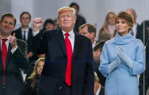 Protestas anti-Trump en resto de EE.UU. difieren de disturbios en Washington