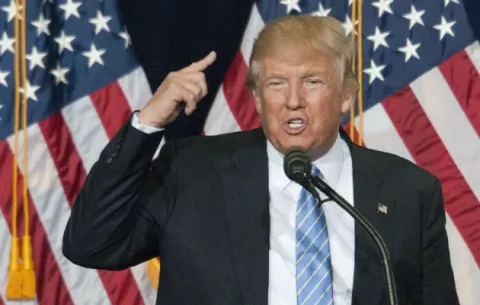 California se arma con exfiscal general de EE.UU. para su batalla con Trump
