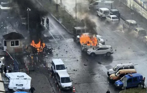 Turquía detiene a 18 personas por presuntos vínculos con atentado de Esmirna