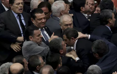 Una pelea a puñetazos atrasa el debate constitucional en el Parlamento turco