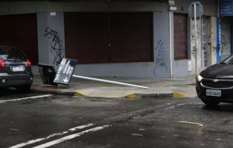 Intensas lluvias en Uruguay dejan destrozos y unas 34,700 personas sin luz