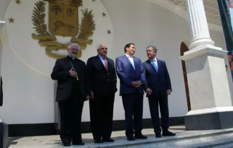 Oposición venezolana revisa con expertos el plan para reactivar el diálogo