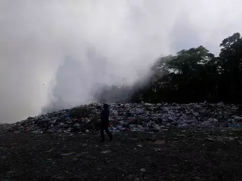 Sospechan mano criminal en incendio de vertedero en Bocas del Toro