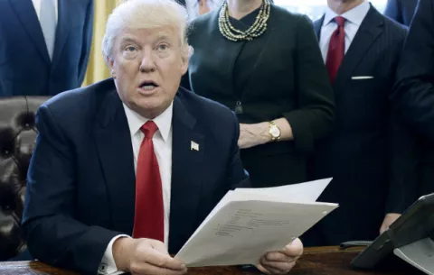 Trump firma una orden para eliminar "excesivas" regulaciones 