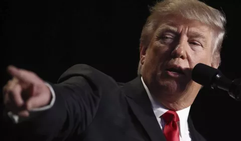 Trump defiende 'duras llamadas' a dirigentes