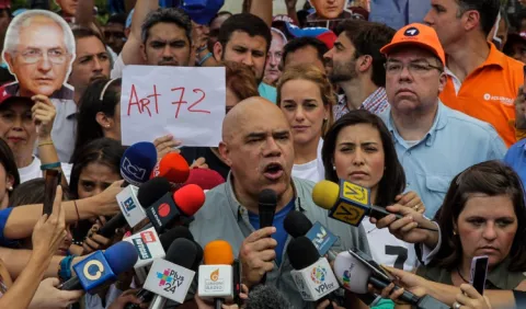 Oposición venezolana 'deplora' desalojo de diputados por la policía
