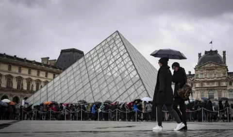 Agresor del Louvre está bajo arresto 