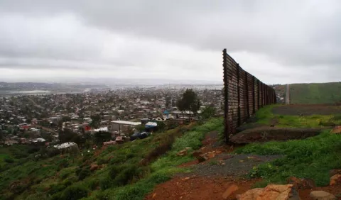 Muro,  un obstáculo  para los emigrantes