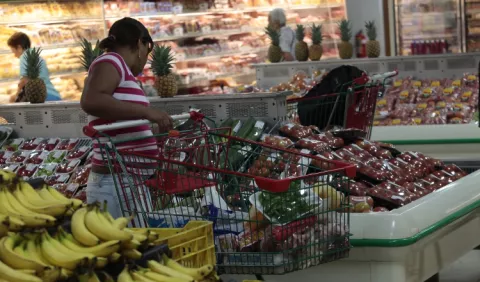 Aumenta costo de  alimentos y   los servicios