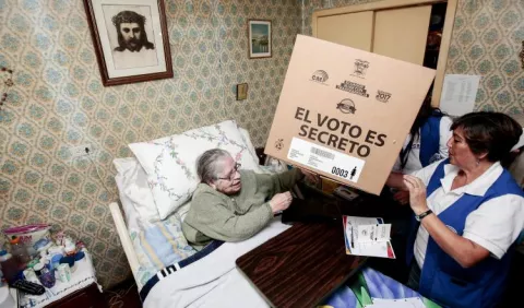 Ecuatorianos enfermos votan desde sus casas