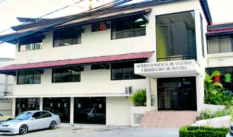  Ordenan control de aseguradora