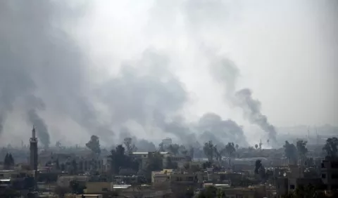 Civiles empiezan a huir del oeste de Mosul por recios enfrentamientos