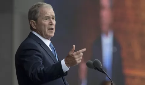 Expresidente George W. Bush defiende el papel de la prensa en EE.UU.