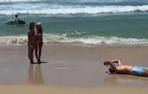 'Hashtag' recopila las proezas de los novios para lograr la foto de sus novias