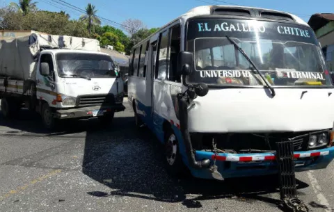 Ocho lesionados tras accidente entre camión y bus en Chitré  